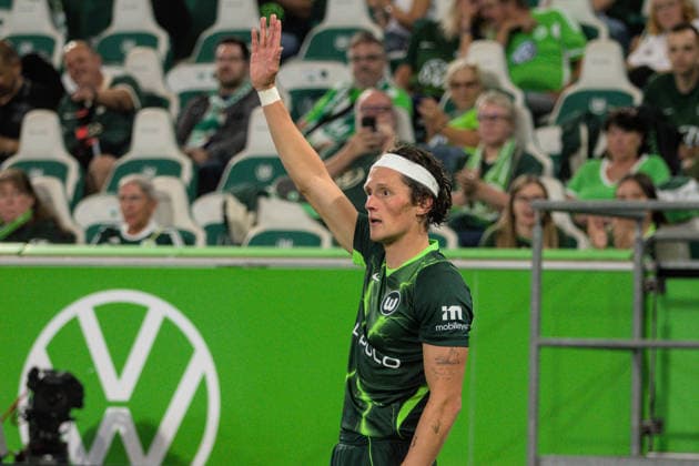 08.08.2026 Fußball Herren 2026 2027 2. Bundesliga 1. Spieltag VfL Wolfsburg - 1. FC Kaiserslautern Volkswagen Arena Wolfsburg Fabian Reese (Wolfsburg, 11, grün) zeigt eine Eckballvariante an. Wolfsburg Niedersachsen Deutschland