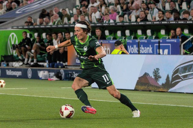 08.08.2026 Fußball Herren 2026 2027 2. Bundesliga 1. Spieltag VfL Wolfsburg - 1. FC Kaiserslautern Volkswagen Arena Wolfsburg Fabian Reese (Wolfsburg, 11, grün) am Ball. Wolfsburg Niedersachsen Deutschland