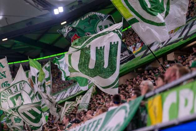 08.08.2026: Fußball, 2. Bundesliga: VfL Wolfsburg - 1. FC Kaiserslautern, 1. Spieltag in der Volkswagen Arena. Wolfsburger Fans schwenken ihre Fahnen. WICHTIGER HINWEIS: Gemäß den Vorgaben der DFL und des DFB ist es untersagt, in dem Stadion und oder vom Spiel angefertigte Fotoaufnahmen in Form von Sequenzbildern und oder videoähnlichen Fotostrecken zu verwerten bzw. verwerten zu lassen. Copyright: xDavidxInderliedx
