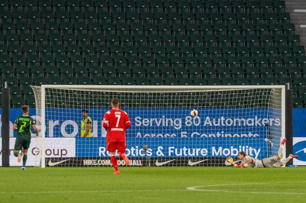 Deutschland: Fussball 2. Bundesliga, 1. Spieltag 2026 2027, VfL Wolfsburg - 1. FC Kaiserslautern am 08.08.2026 in Wolfsburg (Volkswagen-Arena): Jakub Zielinski (VfL Wolfsburg, 30) pariert die Chance von Naatan Skyttä (1. FC Kaiserslautern, 15) Wolfsburg Volkswagen Arena Deutschland Copyright: xSvenxHeidmannx