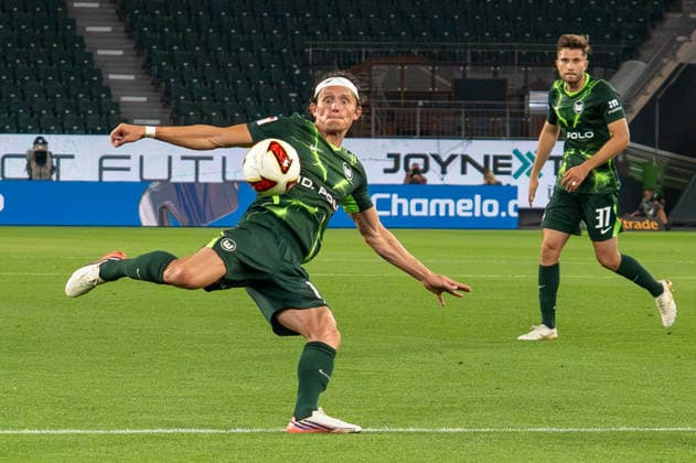 Deutschland: Fussball 2. Bundesliga, 1. Spieltag 2026 2027, VfL Wolfsburg - 1. FC Kaiserslautern am 08.08.2026 in Wolfsburg (Volkswagen-Arena): Fabian Reese (VfL Wolfsburg, 11) Schuss Wolfsburg Volkswagen Arena Deutschland Copyright: xSvenxHeidmannx
