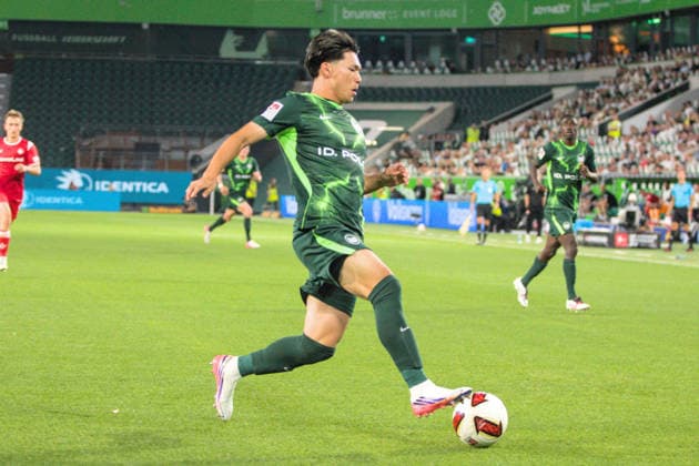 08.08.2026 Fußball Herren 2026 2027 2. Bundesliga 1. Spieltag VfL Wolfsburg - 1. FC Kaiserslautern Volkswagen Arena Wolfsburg Kento Shiogai (Wolfsburg, 7, grün) am Ball. Wolfsburg Niedersachsen Deutschland