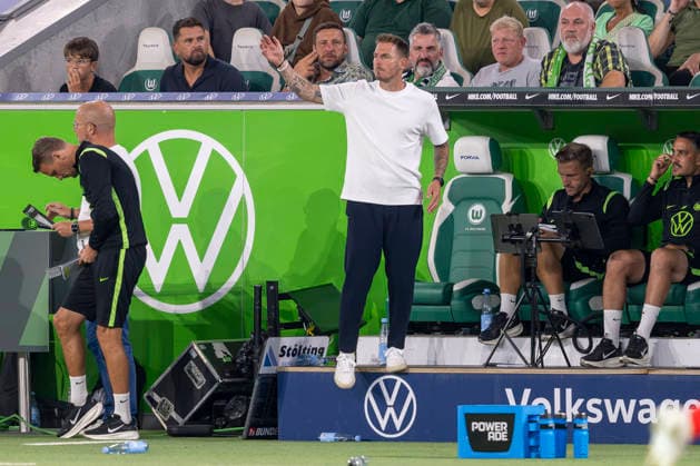08.08.2026: Fußball, 2. Bundesliga: VfL Wolfsburg - 1. FC Kaiserslautern, 1. Spieltag in der Volkswagen Arena. Trainer Tobias Strobl (VfL Wolfsburg) reagiert. WICHTIGER HINWEIS: Gemäß den Vorgaben der DFL und des DFB ist es untersagt, in dem Stadion und oder vom Spiel angefertigte Fotoaufnahmen in Form von Sequenzbildern und oder videoähnlichen Fotostrecken zu verwerten bzw. verwerten zu lassen. Copyright: xDavidxInderliedx