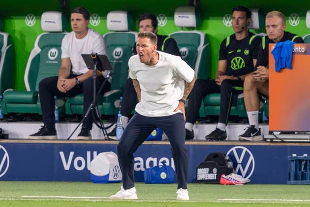08.08.2026: Fußball, 2. Bundesliga: VfL Wolfsburg - 1. FC Kaiserslautern, 1. Spieltag in der Volkswagen Arena. Trainer Tobias Strobl (VfL Wolfsburg) reagiert. WICHTIGER HINWEIS: Gemäß den Vorgaben der DFL und des DFB ist es untersagt, in dem Stadion und oder vom Spiel angefertigte Fotoaufnahmen in Form von Sequenzbildern und oder videoähnlichen Fotostrecken zu verwerten bzw. verwerten zu lassen. Copyright: xDavidxInderliedx