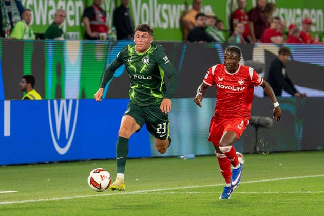 Deutschland: Fussball 2. Bundesliga, 1. Spieltag 2026 2027, VfL Wolfsburg - 1. FC Kaiserslautern am 08.08.2026 in Wolfsburg (Volkswagen-Arena): Alessio Besio (VfL Wolfsburg, 23) und Ibrahim KanatÃ (1. FC Kaiserslautern, 11) Wolfsburg Volkswagen Arena Deutschland Copyright: xSvenxHeidmannx