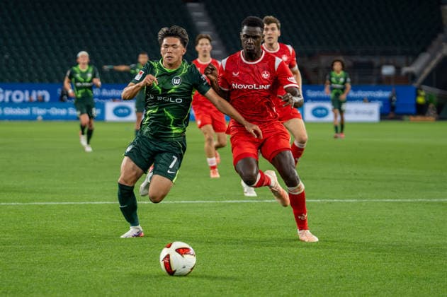 Deutschland: Fussball 2. Bundesliga, 1. Spieltag 2026 2027, VfL Wolfsburg - 1. FC Kaiserslautern am 08.08.2026 in Wolfsburg (Volkswagen-Arena): Kento Shiogai (VfL Wolfsburg, 7) und Maxwell Gyamfi (1. FC Kaiserslautern, 4) im Zweikampf Wolfsburg Volkswagen Arena Deutschland Copyright: xSvenxHeidmannx