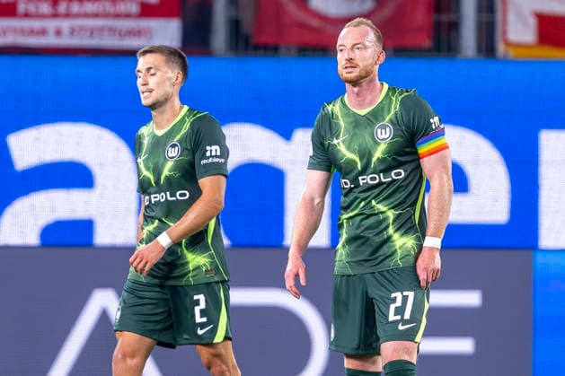 08.08.2026: Fußball, 2. Bundesliga: VfL Wolfsburg - 1. FC Kaiserslautern, 1. Spieltag in der Volkswagen Arena. Kilian Fischer (VfL Wolfsburg) (l-r) und Maximilian Arnold (VfL Wolfsburg) reagieren nach dem Schlusspfiff. WICHTIGER HINWEIS: Gemäß den Vorgaben der DFL und des DFB ist es untersagt, in dem Stadion und oder vom Spiel angefertigte Fotoaufnahmen in Form von Sequenzbildern und oder videoähnlichen Fotostrecken zu verwerten bzw. verwerten zu lassen. Copyright: xDavidxInderliedx