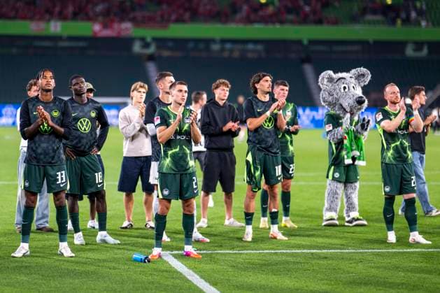 08.08.2026: Fußball, 2. Bundesliga: VfL Wolfsburg - 1. FC Kaiserslautern, 1. Spieltag in der Volkswagen Arena. Die Wolfsburger Spieler bedanken sich bei ihren Fans. WICHTIGER HINWEIS: Gemäß den Vorgaben der DFL und des DFB ist es untersagt, in dem Stadion und oder vom Spiel angefertigte Fotoaufnahmen in Form von Sequenzbildern und oder videoähnlichen Fotostrecken zu verwerten bzw. verwerten zu lassen. Copyright: xDavidxInderliedx