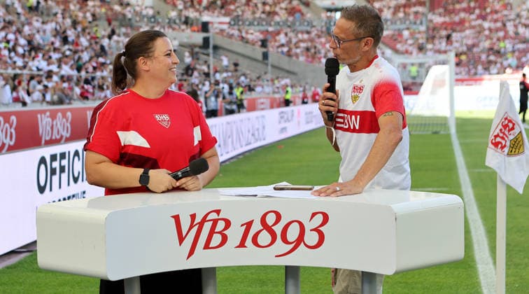 Stuttgart , VfB Stuttgart Saisoneröffnung VfB Stuttgart vs. Everton FC, v.l. Ania Rösler (Stadionssprecherin VfB Frauen), Holger Laser (Stadionsprecher VfB Herren)
