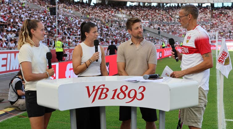 Stuttgart , VfB Stuttgart Saisoneröffnung VfB Stuttgart vs. Everton FC, v.l. Fabienne Dongus, Chantal Hagel, Trainer Nico Schneck (alle VfB Frauen), Stadionsprecher Holger Laser