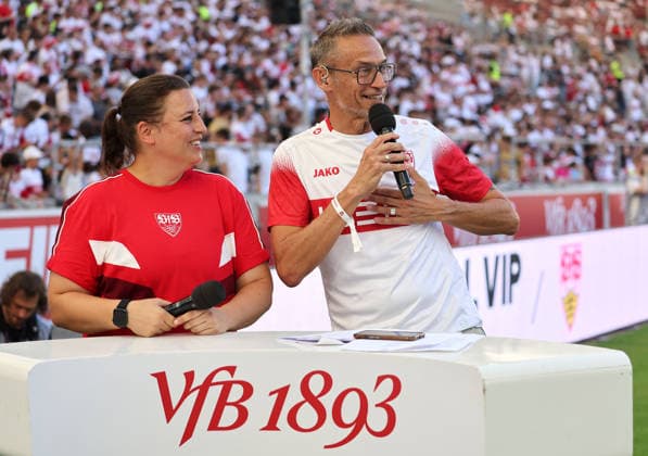 Stuttgart , VfB Stuttgart Saisoneröffnung VfB Stuttgart vs. Everton FC, v.l. Ania Rösler (Stadionssprecherin VfB Frauen), Holger Laser (Stadionsprecher VfB Herren)