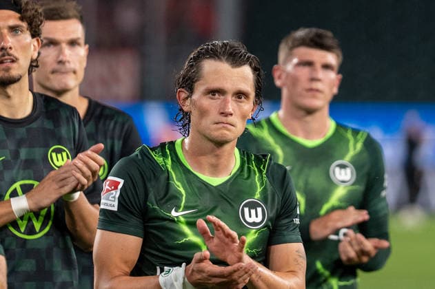 Deutschland: Fussball 2. Bundesliga, 1. Spieltag 2026 2027, VfL Wolfsburg - 1. FC Kaiserslautern am 08.08.2026 in Wolfsburg (Volkswagen-Arena): Fabian Reese (VfL Wolfsburg, 11) nach dem Abpfiff Gesichtsausdruck, Mimik, Emotionen Wolfsburg Volkswagen Arena Deutschland Copyright: xSvenxHeidmannx