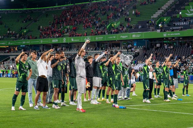 Deutschland: Fussball 2. Bundesliga, 1. Spieltag 2026 2027, VfL Wolfsburg - 1. FC Kaiserslautern am 08.08.2026 in Wolfsburg (Volkswagen-Arena): Die Mannschaft des VfL Wolfsburg nach dem Spiel vor den Fans Wolfsburg Volkswagen Arena Deutschland Copyright: xSvenxHeidmannx