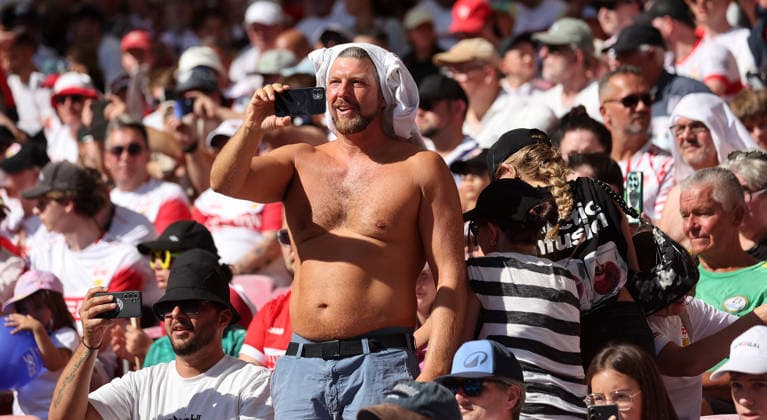 Stuttgart , VfB Stuttgart Saisoneröffnung VfB Stuttgart vs. Everton FC, Feature oberkörperfreier VfB-Fan mit Kopfschutz gegen die Hitze