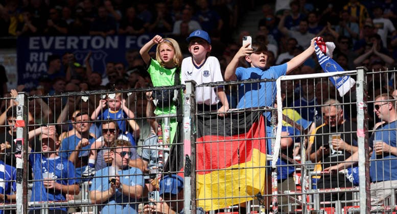 Stuttgart , VfB Stuttgart Saisoneröffnung VfB Stuttgart vs. Everton FC, Feature Kinder auf dem Zaun im Gästefanblock bei Everton