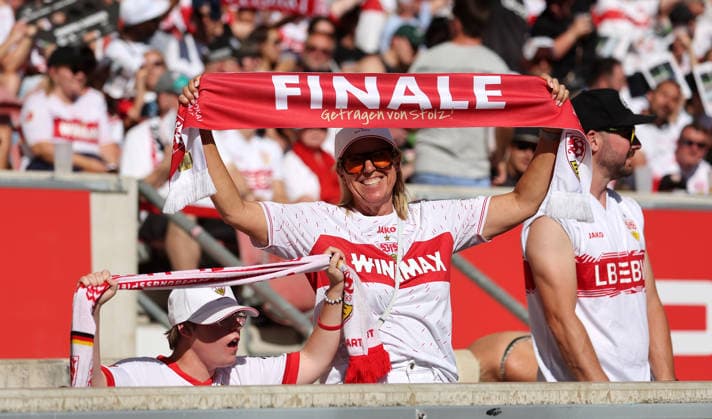 Stuttgart , VfB Stuttgart Saisoneröffnung VfB Stuttgart vs. Everton FC, Feature, Frau mit Fanschal: Getragen von Stolz
