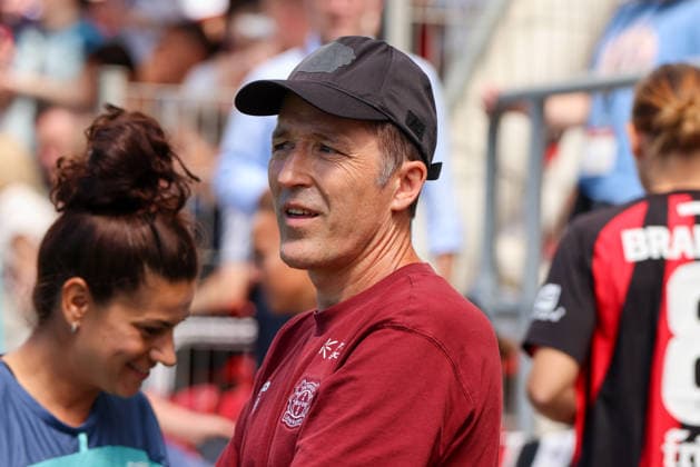 Leverkusen, Deutschland: 08.08.2026 - Saisoneröffnung Testspiel - Bayer Leverkusen Frauen vs. Feyennord Rotterdam Frauen Im Bild: Cheftrainer Roberto Pätzold (Leverkusen) Copyright: HMBxMedia MadeleinexFantini