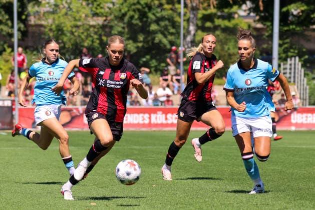 Leverkusen, Deutschland: 08.08.2026 - Saisoneröffnung Testspiel - Bayer Leverkusen Frauen vs. Feyenoord Rotterdam Frauen Im Bild: v.li. Cornelia Kramer (Leverkusen) im Laufduell Copyright: HMBxMedia MadeleinexFantini