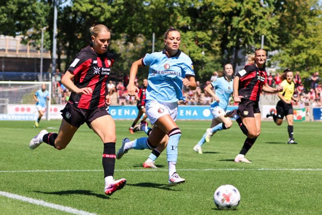Leverkusen, Deutschland: 08.08.2026 - Saisoneröffnung Testspiel - Bayer Leverkusen Frauen vs. Feyenoord Rotterdam Frauen Im Bild: v.li. Cornelia Kramer (Leverkusen) im Laufduell Copyright: HMBxMedia MadeleinexFantini