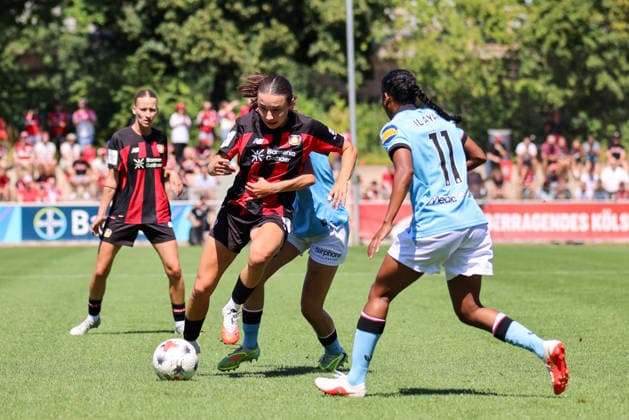 Leverkusen, Deutschland: 08.08.2026 - Saisoneröffnung Testspiel - Bayer Leverkusen Frauen vs. Feyenoord Rotterdam Frauen Im Bild: v.li. Loreen Bender (Leverkusen) im Zweikampf Copyright: HMBxMedia MadeleinexFantini
