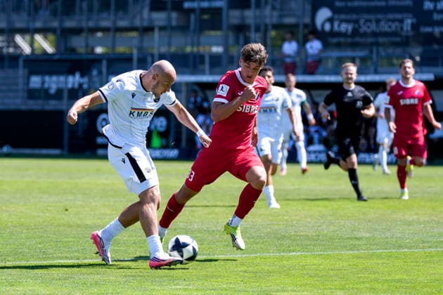 v.li.: Felix Lohkemper (SVS, 10), Max Lippert (Steinbach, 33), Zweikampf, Spielszene, Duell, duel, tackle, tackling, Dynamik, Action, Aktion, 08.08.2026, Sandhausen (Deutschland), Fussball, Regionalliga Südwest, SV Sandhausen - TSV Steinbach Haiger