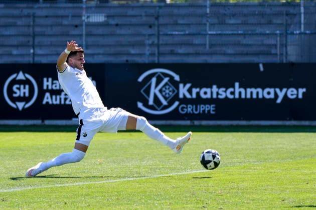 Mert Tasdelen (SVS, 11), am Ball, Freisteller, Ganzkörper, Einzelbild, Einzelfoto, Aktion, Action, 08.08.2026, Sandhausen (Deutschland), Fussball, Regionalliga Südwest, SV Sandhausen - TSV Steinbach Haiger