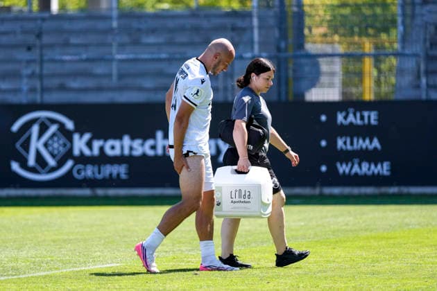 Felix Lohkemper (SVS, 10) hat sich verletzt und muss ausgewechselt werden, Ines Bechtel (Physiotherapeutin, SV Sandhausen) begleitet ihn vom Platz, verletzt, Verletzung, Verletzungspause, Action, Aktion, Spielszene, 08.08.2026, Sandhausen (Deutschland), Fussball, Regionalliga Südwest, SV Sandhausen - TSV Steinbach Haiger