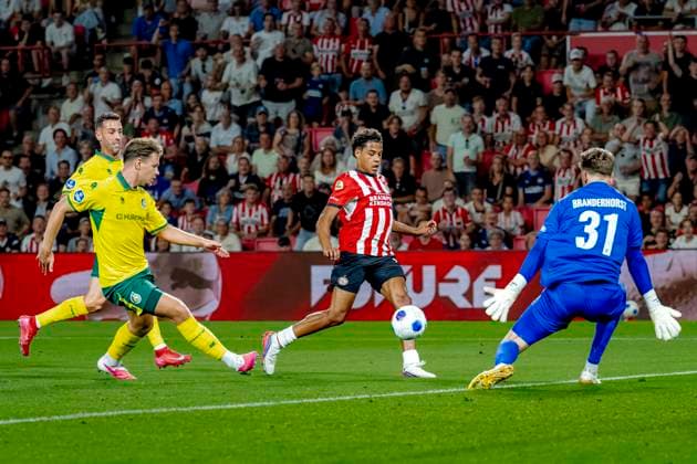 EINDHOVEN - PSV Eindhoven midfielder Noah Fernandez scores the 2-1 during the Vriendenloterij Eredivisie match between PSV and Fortuna Sittard at Philips Stadion on August 8, 2026 in Eindhoven, the Netherlands. (Photo by DeFodi Images) -