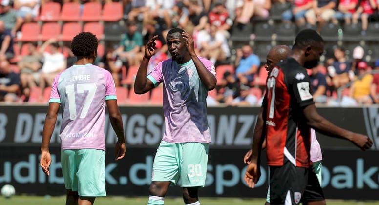 07.08.2026, 3. Liga, FC Ingolstadt 04 - FC Wuerzburger Kickers v.li.: Liam Omore (FC Wuerzburger Kickers), Tarsis Bonga (FC Wuerzburger Kickers) gibt Anweisungen, gestikuliert, mit den Armen gestikulieren, gives instructions, gesticulate, David Kinsombi (FC Wuerzburger Kickers), Obed Chidindu Ugondu (FC Ingolstadt 04) Ingolstadt Audi-Sportpark Bayern Deutschland