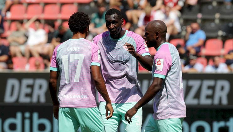 07.08.2026, 3. Liga, FC Ingolstadt 04 - FC Wuerzburger Kickers v.li.: Liam Omore (FC Wuerzburger Kickers), Tarsis Bonga (FC Wuerzburger Kickers) gibt Anweisungen, gestikuliert, mit den Armen gestikulieren, gives instructions, gesticulate, David Kinsombi (FC Wuerzburger Kickers) Ingolstadt Audi-Sportpark Bayern Deutschland
