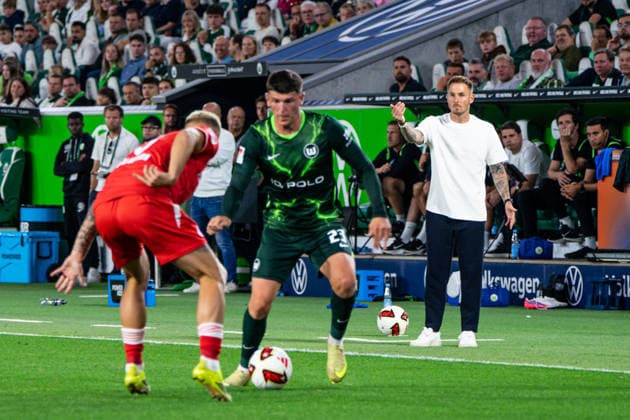 Tobias Strobl (VFL Wolfsburg, Trainer) kann nicht zufrieden sein mit dem Auftakt 08.08.2026, VFL Wolfsburg vs 1. FC Kaiserslautern, Fussball, 2. Bundesliga, Volkswagen Arena, Wolfsburg DFL regulations prohibit any use of photographs as image sequences and or quasi-video. Copyright: HMBxMedia xFinnxWeidmann