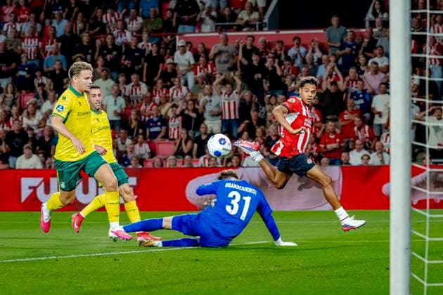 EINDHOVEN - PSV Eindhoven midfielder Noah Fernandez scores the 2-1 during the Vriendenloterij Eredivisie match between PSV and Fortuna Sittard at Philips Stadion on August 8, 2026 in Eindhoven, the Netherlands. (Photo by DeFodi Images) -
