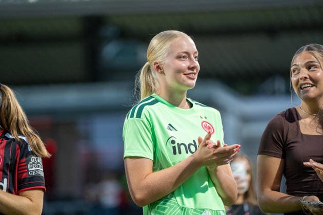 08.08.2026, xhfmx, Fussball UEFA WCLQ, Eintracht Frankfurt - Malmö FF v.l. Die Eintracht Frauen feiern den Heimsieg gegen Malmö. Janne Krumme (Eintracht Frankfurt, 21). Sophia Winkler (Eintracht Frankfurt, 1) (DFL DFB REGULATIONS PROHIBIT ANY USE OF PHOTOGRAPHS as IMAGE SEQUENCES and or QUASI-VIDEO) Frankfurt