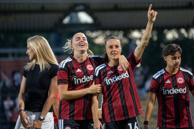 Sport Bilder des Tages #2 08.08.2026, xhfmx, Fussball UEFA WCLQ, Eintracht Frankfurt - Malmö FF v.l. Die Eintracht Frauen feiern den Heimsieg gegen Malmö. Laura Freigang (Eintracht Frankfurt, 10), Hayley Raso (Eintracht Frankfurt, 16) (DFL DFB REGULATIONS PROHIBIT ANY USE OF PHOTOGRAPHS as IMAGE SEQUENCES and or QUASI-VIDEO) Frankfurt