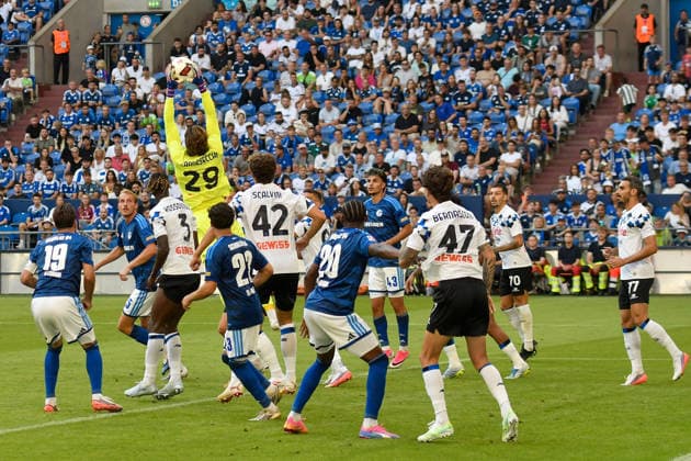 Marco Carnesecchi (Atalanta 29) vereitelt Torchance von Schalke 08.08.2026 ¢ Fussball ¢ FC Schalke 04 vs Atalanta Bergamo -Testspiel-, Veltins-Arena, Gelsenkirchen, DFB DFL REGULATIONS PROHIBIT ANY USE OF PHOTOGRAPHS AS IMAGE SEQUENCES AND OR QUASI-VIDEO NRW Germany