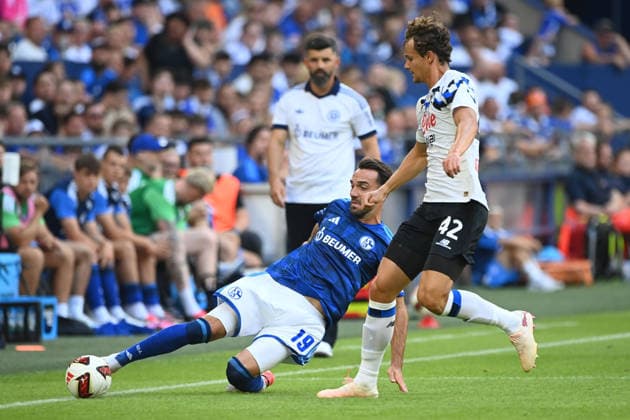 Kenan KARAMAN (GE) gegen Giorgio SCALVINI (AB) Aktion, Zweikampf, Fussball Freundschaftsspiel FC Schalke 04 - Atalanta Bergamo am 08.08.2026 in der Veltins-Arena Gelsenkirchen Deutschland. DFL regulations prohibit any use of photographs as image sequences and or quasi-video Â