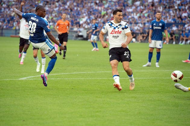 Junior ADAMU (GE) gegen Sead KOLASINAC (AB) Aktion, Zweikampf, Torschuss, Torchance, Fussball Freundschaftsspiel FC Schalke 04 - Atalanta Bergamo 0-3 am 08.08.2026 in der Veltins-Arena Gelsenkirchen Deutschland. DFL regulations prohibit any use of photographs as image sequences and or quasi-video Â