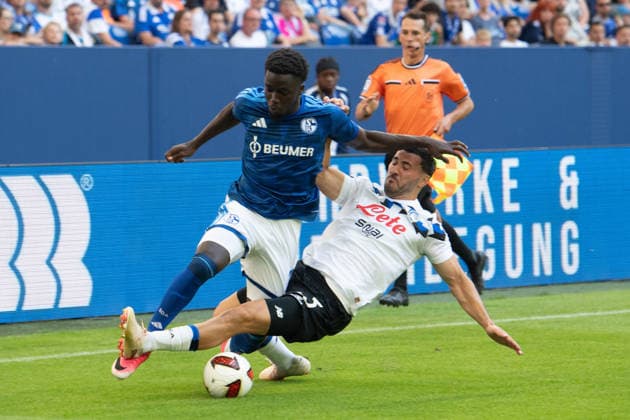 Christian GOMIS (GE) gegen Sead KOLASINAC (AB) Aktion, Zweikampf, Fussball Freundschaftsspiel FC Schalke 04 - Atalanta Bergamo 0-3 am 08.08.2026 in der Veltins-Arena Gelsenkirchen Deutschland. DFL regulations prohibit any use of photographs as image sequences and or quasi-video Â
