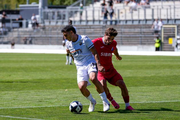 v.li.: Arianit Ferati (SVS, 47), Serkan Firat (Steinbach, 11), Zweikampf, Spielszene, Duell, duel, tackle, tackling, Dynamik, Action, Aktion, 08.08.2026, Sandhausen (Deutschland), Fussball, Regionalliga Südwest, SV Sandhausen - TSV Steinbach Haiger
