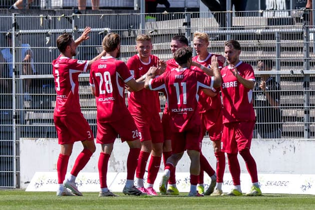 Spieler vom TSV Steinbach Haiger, jubeln über das Tor zum 1:2, Jubel, Torjubel, Torerfolg, celebrate the goal, goal, celebration, jubelt ueber das Tor, Freuen, Freude, freut sich, optimistisch, positiv, Spielszene, Highlight, Action, Aktion, 08.08.2026, Sandhausen (Deutschland), Fussball, Regionalliga Südwest, SV Sandhausen - TSV Steinbach Haiger