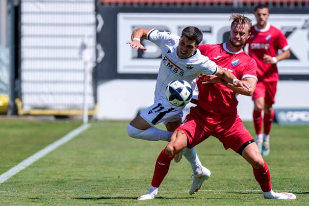 v.li.: Mert Tasdelen (SVS, 11), Nick Galle (Steinbach, 3), Zweikampf, Spielszene, Duell, duel, tackle, tackling, Dynamik, Action, Aktion, 08.08.2026, Sandhausen (Deutschland), Fussball, Regionalliga Südwest, SV Sandhausen - TSV Steinbach Haiger
