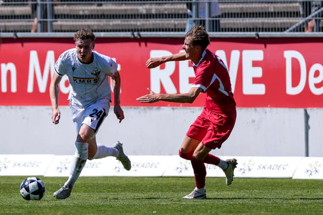 v.li.: Ken Gipson (SVS, 24), Levin Müller (Steinbach, 8), Zweikampf, Spielszene, Duell, duel, tackle, tackling, Dynamik, Action, Aktion, 08.08.2026, Sandhausen (Deutschland), Fussball, Regionalliga Südwest, SV Sandhausen - TSV Steinbach Haiger