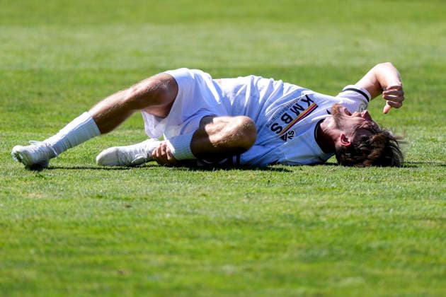 Tim Korzuschek (SVS, 18) liegt auf dem Rasen, mit Schmerzen nach einem Foul, racked with pain, verletzt, Verletzung, Verletzungspause, Action, Aktion, Spielszene, 08.08.2026, Sandhausen (Deutschland), Fussball, Regionalliga Südwest, SV Sandhausen - TSV Steinbach Haiger