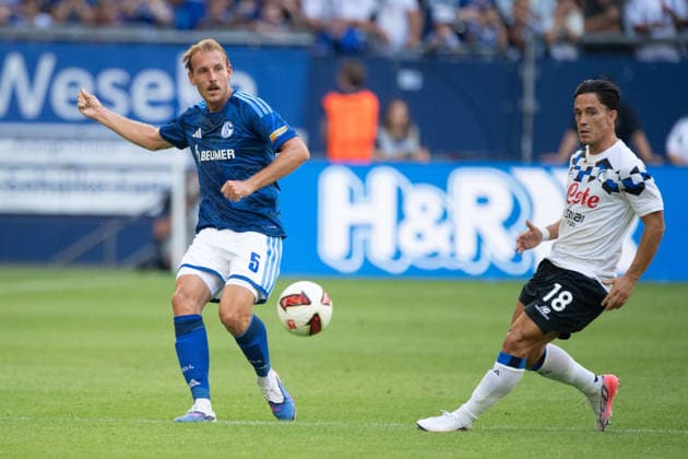 Timo BECKER (GE) gegen Giacomo RASPADORI (AB) Aktion, Zweikampf, Fussball Freundschaftsspiel FC Schalke 04 - Atalanta Bergamo 0-3 am 08.08.2026 in der Veltins-Arena Gelsenkirchen Deutschland. DFL regulations prohibit any use of photographs as image sequences and or quasi-video Â