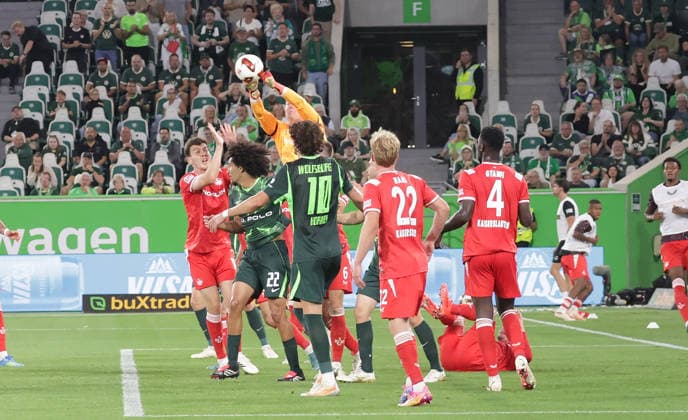 Torhueter Julian Krahl (1.FC Kaiserslautern) Fussball, Herren, Saison 2026 2027, 2.Liga, Volkswagenarena, VfL Wolfsburg gegen 1.FC Kaiserslautern 0-0 DFL REGULATIONS PROHIBIT ANY USE OF PHOTOGRAPHS AS IMAGE SEQUENCES AND OR QUASI-VIDEO.