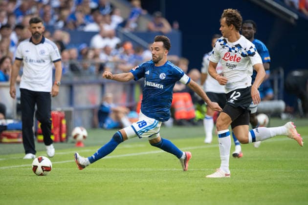 Kenan KARAMAN (GE) gegen Giorgio SCALVINI (AB) Aktion, Zweikampf, Fussball Freundschaftsspiel FC Schalke 04 - Atalanta Bergamo 0-3 am 08.08.2026 in der Veltins-Arena Gelsenkirchen Deutschland. DFL regulations prohibit any use of photographs as image sequences and or quasi-video Â
