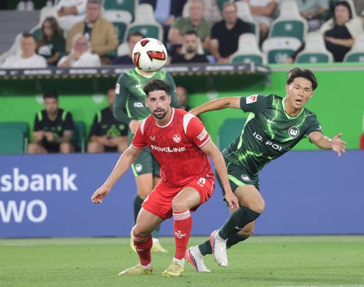 Kento Shiogai (VfL Wolfsburg), Semih Sahin (1.FC Kaiserslautern) Fussball, Herren, Saison 2026 2027, 2.Liga, Volkswagenarena, VfL Wolfsburg gegen 1.FC Kaiserslautern 0-0 DFL REGULATIONS PROHIBIT ANY USE OF PHOTOGRAPHS AS IMAGE SEQUENCES AND OR QUASI-VIDEO.
