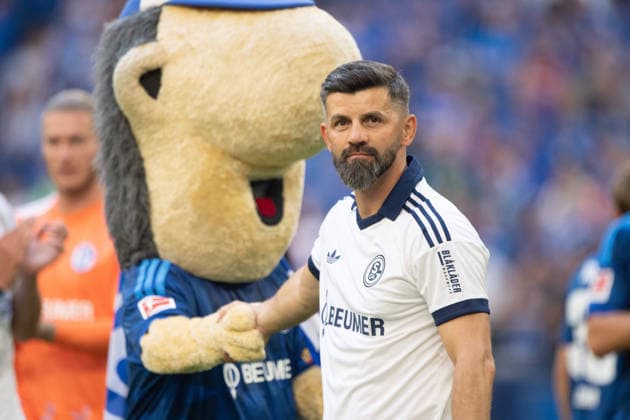 Sport Bilder des Tages #2 Die Schalker gehen nach dem Spiel zu ihen Fans, Trainer Miron MUSLIC (GE) und Maskottchen ERWIN (GE) Fussball Freundschaftsspiel FC Schalke 04 - Atalanta Bergamo 0-3 am 08.08.2026 in der Veltins-Arena Gelsenkirchen Deutschland. DFL regulations prohibit any use of photographs as image sequences and or quasi-video Â