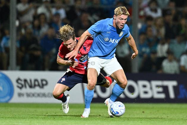 SOCCER - Friendly Match - Napoli vs. Celta Vigo Photo by IPA ABACAPRESS.COM87332415 - Carl Starfelt of Real Club Celta de Vigo and Rasmus Hojlund of S.S.C. Napoli are in action during a preseason friendly match between S.S.C. Napoli and Real Club Celta de Vigo at the Teofilo Patini Stadium on August 8, 2026, in Castel di Sangro, Italy. Castel di Sangro Italy  Copyright: xIPAxSport ABACAx