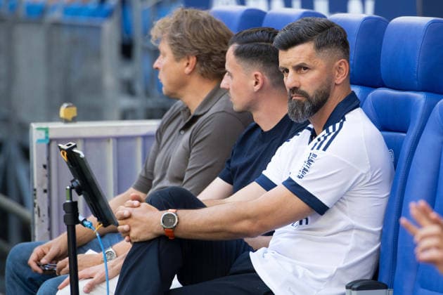 v.l. Youri MULDER, Direktor Profifussball FC Schalke 04 Maximlian LUEFTI, Lüfti, Kaderplaner FC Schalke 04 Trainer Miron MUSLIC (GE) Fussball Freundschaftsspiel FC Schalke 04 - Atalanta Bergamo 0-3 am 08.08.2026 in der Veltins-Arena Gelsenkirchen Deutschland. DFL regulations prohibit any use of photographs as image sequences and or quasi-video Â